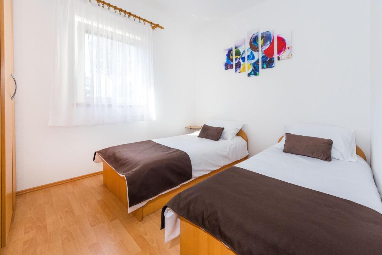 Apartments By The Sea Vrsi - Mulo, Zadar - 5951 Bagian luar foto